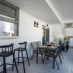 Rhodes Diamond Luxury Flat In The Heart Of Town
